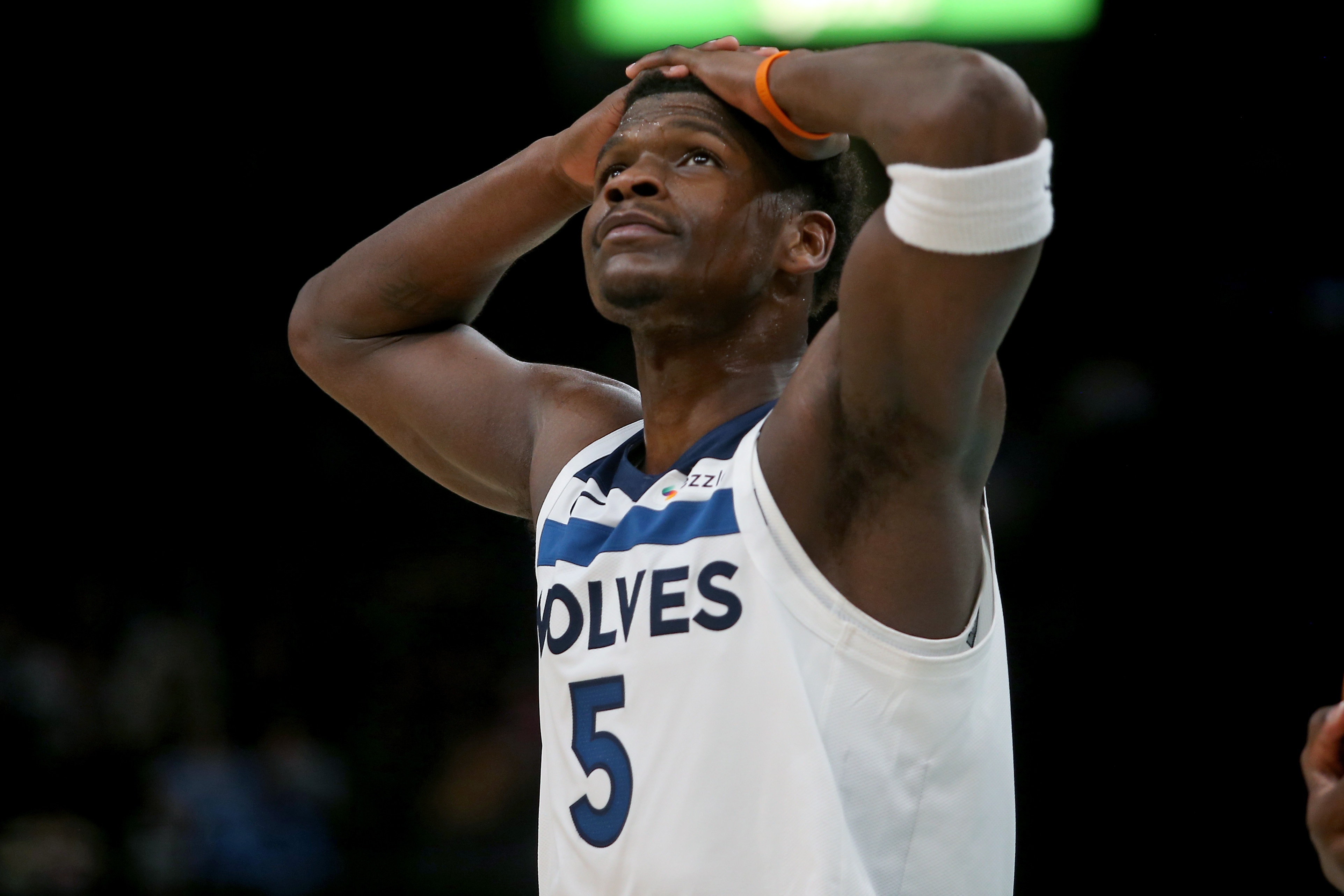 开云体育-乏善可陈！爱德华兹半场11投4中 仅得到9分3板2助&amp;正负值-11